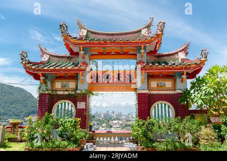 Penang, Malaysia - 6. Juli 2023 : Kek Lok Si Tempel und Penang Stadtblick Stockfoto