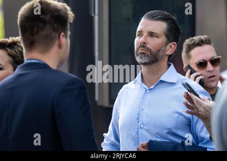 Milwaukee, USA. August 2023. Donald Trump Jr. vor dem Fiserv Forum in Milwaukee, Wisconsin, am 23. August 2023, vor der ersten Debatte des republikanischen Präsidenten. (Foto: Christopher Dilts/SIPA USA) Credit: SIPA USA/Alamy Live News Stockfoto