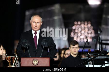 Ponyri, Russland. August 2023. Der russische Präsident Wladimir Putin hält Bemerkungen während einer Gala, die den 80. Jahrestag des Sieges in der Schlacht von Kursk während des Zweiten Weltkriegs am 23. August 2023 in Ponyri, Region Kursk, Russland, feiert. Kredit: Maksim Blinov/Kreml Pool/Alamy Live News Stockfoto