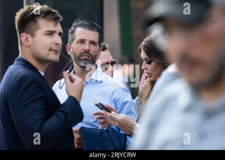 Milwaukee, USA. August 2023. Donald Trump Jr. vor dem Fiserv Forum in Milwaukee, Wisconsin, am 23. August 2023, vor der ersten Debatte des republikanischen Präsidenten. (Foto: Christopher Dilts/SIPA USA) Credit: SIPA USA/Alamy Live News Stockfoto