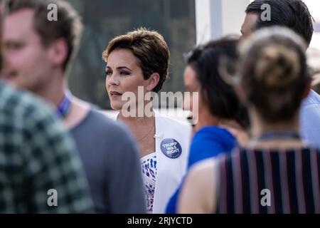 Milwaukee, USA. August 2023. Kari Lake vor dem Fiserv Forum in Milwaukee, Wisconsin, am 23. August 2023, vor der ersten Debatte des republikanischen Präsidenten. (Foto: Christopher Dilts/SIPA USA) Credit: SIPA USA/Alamy Live News Stockfoto