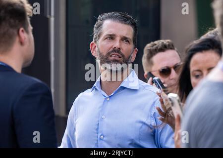 Milwaukee, USA. August 2023. Donald Trump Jr. vor dem Fiserv Forum in Milwaukee, Wisconsin, am 23. August 2023, vor der ersten Debatte des republikanischen Präsidenten. (Foto: Christopher Dilts/SIPA USA) Credit: SIPA USA/Alamy Live News Stockfoto