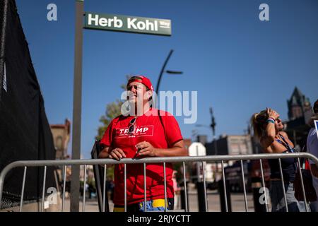 Milwaukee, USA. August 2023. Ein Unterstützer des ehemaligen US-Präsidenten Donald Trump wartet am 23. August 2023 vor dem Fiserv Forum in Milwaukee, Wisconsin, vor der ersten Debatte des republikanischen Präsidenten. (Foto: Christopher Dilts/SIPA USA) Credit: SIPA USA/Alamy Live News Stockfoto