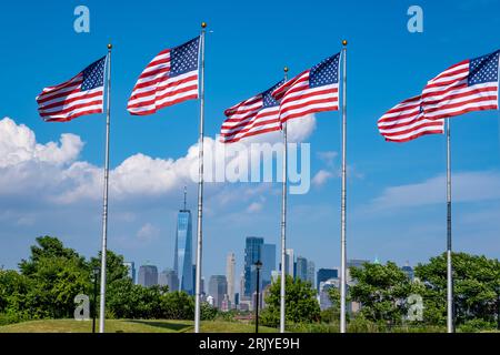 13 Kolonien Flaggenmasten und Manhattan Skyline im Liberty State Park im Sommer Stockfoto