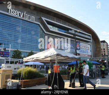 Milwaukee, Wisconsin, USA. August 2023. Die Arena vor republikanischen Kandidaten für das Präsidentenamt findet am Mittwoch, den 23. August 2023, im Fiserv Forum in der Innenstadt von Milwaukee, Wisconsin, statt. (Bild: © Mark Hertzberg/ZUMA Press Wire) NUR REDAKTIONELLE VERWENDUNG! Nicht für kommerzielle ZWECKE! Quelle: ZUMA Press, Inc./Alamy Live News Stockfoto