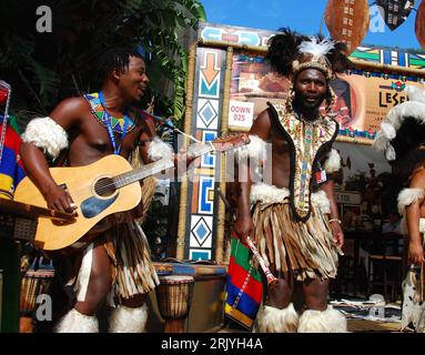 Bildnummer: 52536144 Datum: 11.05.2008 Copyright: imago/Xinhua Männer vom Stamm der Zulu in traditioneller Kleidung während einer Vorführung in Durban - Südafrika PUBLICATIONxNOTxINxCHN, Personen; 2008, Durban, Folklore, Afrikaner, Einheimische, Tradition; , quer, Kbdig, Gruppenbild, Musik, Kunst, , Gesellschaft, Afrika Bildnummer 52536144 Datum 11 05 2008 Copyright Imago XINHUA Men of Trunk The Zulu in Traditional Clothing While a Demonstration in Durban South Africa PUBLICATIONxNOTxINxCHN People 2008 Durban Folklore Afrikaner Einheimische Tradition in der Kbdig Group Picture Music Art Society AF Stockfoto