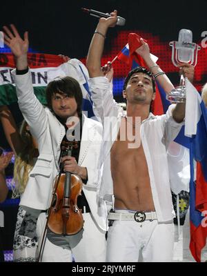 Bildnummer: 52551900 Datum: 24.05.2008 Copyright: imago/Xinhua Sänger Dima Bilan (Re., Russland) feiert seinen Sieg beim Eurovision Song Contest 2008 in Belgrad - PUBLICATIONxNOTxINxCHN, Personen; Uraufführung, Highlight, 2008, Belgrad, Musik, Sieger, Jubel; , hoch, Kbdig, Gruppenbild, Randbild, People, o0 Grand Prix de la Chanson Bildnummer 52551900 Datum 24 05 2008 Copyright Imago XINHUA Sänger Dima Bilan Right Russia feiert seinen Sieg beim Eurovision Song Contest 2008 in Belgrad PUBLICATIONxNOTxINxCHN People Premiere Highlight 2008 Belgrade Music Winner jubelt vertikal Kbdig Group pho Stockfoto