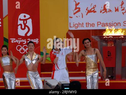 Bildnummer: 52551842 Datum: 02.05.2008 Copyright: imago/Xinhua Sängerin Kelly Chen (Mitte) singt anlässlich des olympischen Fackellaufs in Hong Kong - PUBLICATIONxNOTxINxCHN , Personen; 2008, Hongkong, Fackellauf, Olympische Spiele, Olympia, Musik, Konzerte, Gestik; , quer, Kbdig, Gruppenbild, Aktion, People o0 China, Asien Bildnummer 52551842 Datum 02 05 2008 Copyright Imago XINHUA Singer Kelly Chen Center singt während der Olympischen Fackellauf in Hongkong PUBLICATIONxNOTxINxCHN People 2008 Hong Kong Fackellauf Olympia Musik Konzerte Geste horizontal Kbdig Group Foto Action Shot Prominente Stockfoto