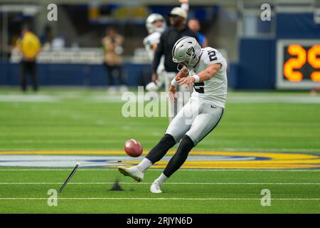 Daniel Carlson (2) pefrommt eine Vorspielübung vor einem Saisonspiel der NFL zwischen den Las Vegas Raiders und den Los Angeles Rams im SoFi Stadium in Inglewood, KALIFORNIEN am 19. August 2023. Die Raiders besiegten die Rams mit 34:17. (Max Siker / Bild von Sport) Stockfoto