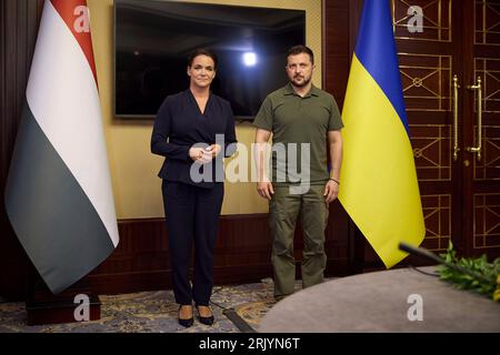 Kiew, Ukraine. August 2023. Der ukrainische Präsident Wolodymyr Zelenskyj, rechts, begrüßt den ungarischen Präsidenten Katalin Novak, links, zu bilateralen Gesprächen im Horodecki-Haus am 23. August 2023 in Kiew, Ukraine. Kredit: Ukrainischer Ratsvorsitz/Ukrainisches Pressebüro/Alamy Live News Stockfoto