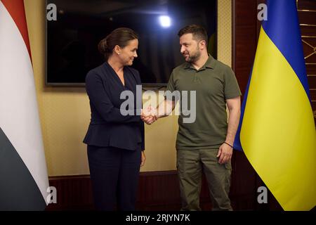 Kiew, Ukraine. August 2023. Der ukrainische Präsident Wolodymyr Zelenskyj, rechts, begrüßt den ungarischen Präsidenten Katalin Novak, links, zu bilateralen Gesprächen im Horodecki-Haus am 23. August 2023 in Kiew, Ukraine. Kredit: Ukrainischer Ratsvorsitz/Ukrainisches Pressebüro/Alamy Live News Stockfoto