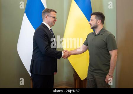 Kiew, Ukraine. August 2023. Der ukrainische Präsident Wolodymyr Zelenskyj, rechts, begrüßt den finnischen Ministerpräsidenten Petteri Orpo, links, zu bilateralen Gesprächen im Horodecki-Haus am 23. August 2023 in Kiew, Ukraine. Kredit: Ukrainischer Ratsvorsitz/Ukrainisches Pressebüro/Alamy Live News Stockfoto