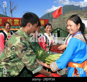 Bildnummer: 52557254 Datum: 26.05.2008 Copyright: imago/Xinhua Angehörige der Qiang-Volksgruppe bringen frisches Obst und Gemüse zu den Soldaten der Volksbefreiungsarmee in Maoxian im Erdbebengebiet in der Region Sichuan - PUBLICATIONxNOTxINxCHN, Personen, optimistisch; 2008, Mianyang, Sichuan, China, Erdbeben, Frau, Soldat, Land, Leute, Einheimisch, Chinesisch, Unterstützung, Hilfe; , quer, Kbdig, Gruppenbild, , Militaer, Staat, , Asien Bildnummer 52557254 Datum 26 05 2008 Copyright Imago XINHUA Nationals die Qiang-Volksgruppe bringt frisches Obst und Gemüse zu den Soldaten des Volkes Stockfoto