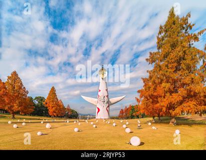 japan, osaka - 4. dezember 2022: Der Japanische Turm der Sonne oder taiyou no tou, der von Taro Okamoto für die Expo '70 geschaffen wurde, die 70 Meter über dem getrockneten Rasen thront Stockfoto