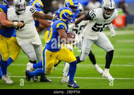 Los Angeles Rams Running Back Ronnie Rivers (30) erhält am 19. August 2023 im SoFi Stadium in Inglewood, KALIFORNIEN einen Pass während eines Saisonspiels zwischen den Las Vegas Raiders und den Los Angeles Rams. Die Raiders besiegten die Rams mit 34:17. (Max Siker / Bild von Sport) Stockfoto