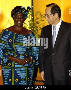 Bildnummer: 52557560 Datum: 29.05.2008 Copyright: imago/Xinhua Premierminister Yasuo Fukuda (Re., Japan) und Friedensnobelpreisträgerin Wangari Maathai (Kenia/stellvertretende Umweltministerin) anlässlich der 4. Tokio International Conference on African Development in Yokohama - PUBLICATIONxNOTxINxCHN, Personen , optimistisch; 2008, Yokohama, Politik, TICAD IV; , hoch, Kbdig, Gruppenbild, Randbild, People Bildnummer 52557560 Datum 29 05 2008 Copyright Imago XINHUA Premierminister Yasuo Fukuda Right Japan und Friedensnobelpreisträger Wangari Maathai Kenia Vize-Umweltminister während der Stockfoto