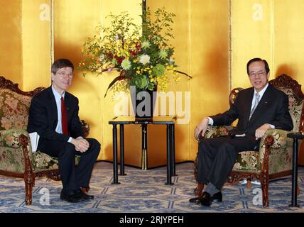 Bildnummer: 52559145 Datum: 30.05.2008 Copyright: imago/Xinhua Yasuo Fukuda (Re., Japan/Premierminister) und Professor Jeffrey Sachs (Direktor Earth Institute Columbia University) während eines Treffens anlässlich der Tokyo International Conference on African Development - Yokohama - PUBLICATIONxNOTxINxCHN, Personen; 2008, Yokohama, Politik, TICAD IV, premiumd, Pressetermin; , quer, Kbdig, Gruppenbild, Randbild, People Bildnummer 52559145 Datum 30 05 2008 Copyright Imago XINHUA Yasuo Fukuda Right Japan Premierminister und Professor Jeffrey Sachs Direktor Earth Institute Columbia University Stockfoto