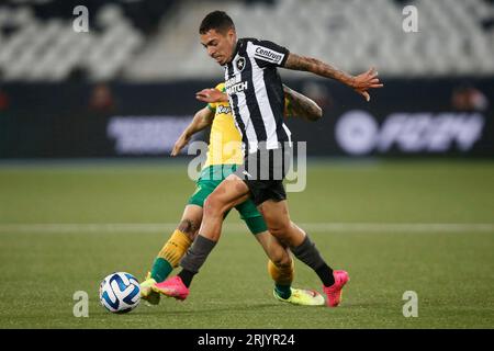 Rio de Janeiro, Brasilien. August 2023. Hugo von Botafogo, während des Spiels zwischen Botafogo und Defensa y Justicia für das erste Viertelfinale der Copa CONMEBOL Sudamericana 2023, im Nilton Santos Stadium in Rio de Janeiro, Brasilien am 23. August. Foto: Satiro Sodre/DiaEsportivo/Alamy Live News Credit: DiaEsportivo/Alamy Live News Stockfoto