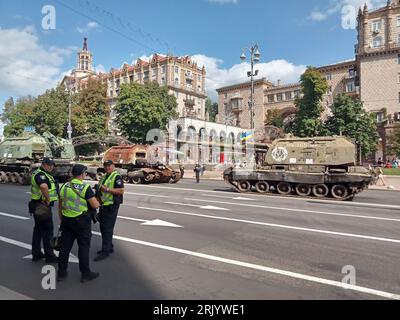 Kiew, Ukraine. August 2023. Zerstörte Militärfahrzeugausstellung in der Straße Khreschatyk am 23. August 2023 zum Unabhängigkeitstag in Kiew, Ukraine. Das Land feiert am 24. August 2023 den 32. Jahrestag des Unabhängigkeitstags. Der Bereich ist für direkte Besucher durch die Polizei beschränkt, aber zur Überprüfung stehen die kaputten und verbrannten modernen russischen gepanzerten Autos, Panzer, Fahrzeuge usw. zur Verfügung Quelle: FMUA/Alamy Live News Stockfoto