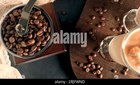 Eiskaffee in Gläsern auf dem Tisch. Stockfoto