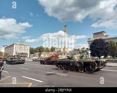 Kiew, Ukraine. August 2023. Zerstörte Militärfahrzeugausstellung in der Straße Khreschatyk am 23. August 2023 zum Unabhängigkeitstag in Kiew, Ukraine. Das Land feiert am 24. August 2023 den 32. Jahrestag des Unabhängigkeitstags. Der Bereich ist für direkte Besucher durch die Polizei beschränkt, aber zur Überprüfung stehen die kaputten und verbrannten modernen russischen gepanzerten Autos, Panzer, Fahrzeuge usw. zur Verfügung Quelle: FMUA/Alamy Live News Stockfoto