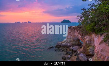 Atemberaubendes Buffalo Nose cape bei Sonnenuntergang. Erstaunlich, dass das kap ein großes Loch im Inneren hat. Der Stein ist bunt. Oben auf dem kap gibt es einen kleinen Platz für Stockfoto