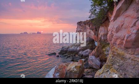 Atemberaubendes Buffalo Nose cape bei Sonnenuntergang. Erstaunlich, dass das kap ein großes Loch im Inneren hat. Der Stein ist bunt. Oben auf dem kap gibt es einen kleinen Platz für Stockfoto