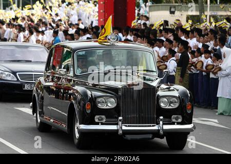 Bildnummer: 52617048 Datum: 15.07.2008 Copyright: imago/Xinhua Staatskarosse von Sultan Haji Hassanal Bolkiah Muizzaddin Waddaulah (Brunei) während der Feierlichkeiten anlässlich seines 62. Geburtstages in Bandar Seri Begawan - PUBLICATIONxNOTxINxCHN , Personen , Objekte; 2008, Bandar Seri Begawan, Brunei, Geburtstag, Politik, premiumd; , quer, Kbdig, totale, Randbild, People o0 Auto Bildnummer 52617048 Datum 15 07 2008 Copyright Imago XINHUA Staatskarosse von Sultan Haji Hassanal Bolkiah Muizzaddin Waddaulah Brunei Darussalam während der Feierlichkeiten während seines Geburtstags 62 in Bandar Seri Stockfoto