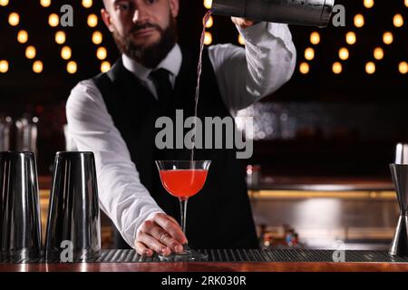 Bartender preparing fresh Martini cocktail in bar, selective focus Stockfoto