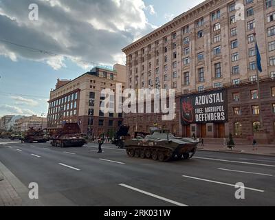 Kiew, Ukraine. August 2023. Zerstörte Militärfahrzeugausstellung in der Straße Khreschatyk am 23. August 2023 zum Unabhängigkeitstag in Kiew, Ukraine. Das Land feiert am 24. August 2023 den 32. Jahrestag des Unabhängigkeitstags. Der Bereich ist für direkte Besucher durch die Polizei beschränkt, aber zur Überprüfung stehen die kaputten und verbrannten modernen russischen gepanzerten Autos, Panzer, Fahrzeuge usw. zur Verfügung Quelle: FMUA/Alamy Live News Stockfoto