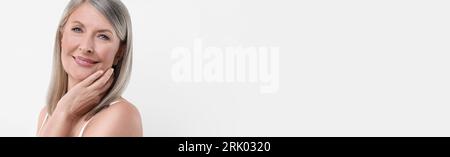 Porträt einer schönen Reifen Frau auf weißem Hintergrund. Bannerdesign mit Platz für Text Stockfoto