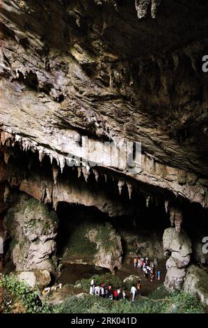 Bildnummer: 52626628 Datum: 09.07.2008 Copyright: imago/Xinhua Besucher in der Zhijin-Tropfstein-Höhle in Zhijin, Provinz Guizhou - China PUBLICATIONxNOTxINxCHN , , innen, Innenansicht , Personen; 2008, Zhijin , China, , Ausflugsziel , Sehenswürdigkeiten , Stalaktit, Stalaktiten Tropfsteinhöhle; , hoch, Kbdig, Totale, , , Asien Bildnummer 52626628 Datum 09 07 2008 Copyright Imago XINHUA Besucher in der Zhijin Tropfsteinhöhle in der Provinz Zhijin Guizhou China PUBLICATIONxNOTxINxCHN Innenansicht Menschen 2008 Zhijin China Touristenattraktion Wahrzeichen Tropfsteinhöhle vertica Stockfoto