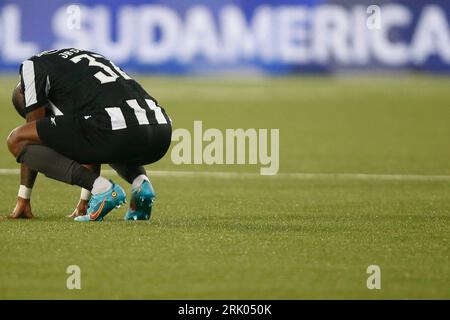 Rio de Janeiro, Brasilien. August 2023. Junior Santos of Botafogo, während des Spiels zwischen Botafogo und Defensa y Justicia für das erste Viertelfinale der Copa CONMEBOL Sudamericana 2023, im Nilton Santos Stadium in Rio de Janeiro, Brasilien am 23. August. Foto: Satiro Sodre/DiaEsportivo/Alamy Live News Credit: DiaEsportivo/Alamy Live News Stockfoto