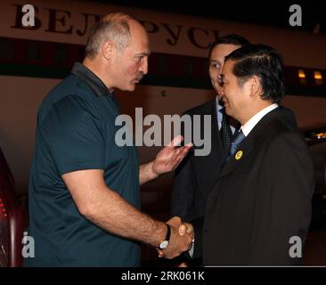 Bildnummer: 52645549 Datum: 06.08.2008 Copyright: imago/Xinhua Präsident Alexander Lukashenko (li. Weißrussland) trifft Vize-Industrieminister Yang Xueshan (China) anlässlich seines Besuchs in Peking - PUBLICATIONxNOTxINxCHN , Personen , premiumd; 2008, Peking, Shakehands, Shake Hands, Politik; , quer, Kbdig, Gruppenbild, Randbild, People Bildnummer 52645549 Datum 06 08 2008 Copyright Imago XINHUA Präsident Alexander Lukaschenko verließ Belarus Fault Vize-Industrieminister Yang Xueshan China während seines Besuchs in Peking PUBLICATIONxNOTxINxCHN People Uraufführung 2008 Peking Shake Hands Shake Ha Stockfoto