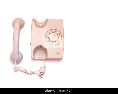 Ein graugrünes Drehtelefon ist auf weißem Hintergrund isoliert. Stockfoto