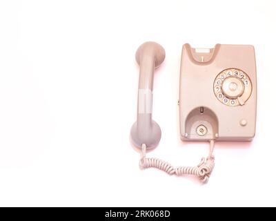 Ein graugrünes Drehtelefon ist auf weißem Hintergrund isoliert. Stockfoto