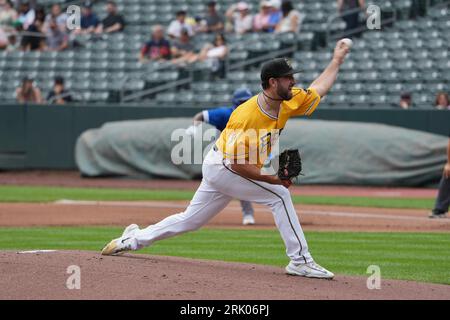 20. August 2023: Salt Lake Pitcher Jake Kalish (37) trifft sich während des Spiels mit Oklahoma City Dodgers und Salt Lake Bees im Smiths Field in Salt Lake UT. David Seelig/Cal Sport Medi Stockfoto