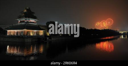 Bildnummer: 52649379 Datum: 08.08.2008 Copyright: imago/Xinhua Nächtliches Feuerwerk zur Eröffnungsfeier der 29. Olympiade hinter der Verbotenen Stadt am Platz des Himmlischen Friedens in Peking - PUBLICATIONxNOTxINxCHN , Landschaft , Restlichtaufnahme; 2008, Highlight, Peking, China, verbotene, Olympische Spiele, Nacht, Tiananmen ,; , quer, Kbdig, Totale, , Reisen, Asien Bildnummer 52649379 Datum 08 08 2008 Copyright Imago XINHUA Night Fireworks to Opening Ceremony die Olympischen Spiele 29 hinter der Verbotenen Stadt auf dem Platz der himmlische Frieden in Peking PUBLICATIONxNOTxINxCHN Landscape Resident Stockfoto