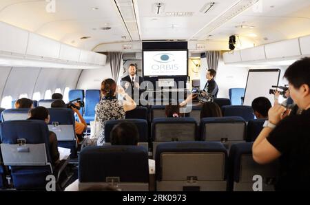 Bildnummer: 52670497  Datum: 26.08.2008  Copyright: imago/Xinhua Journalisten während eines Pressetermins im - Orbis Flying Eye Hospital - auf dem Flughafen von Harbin - PUBLICATIONxNOTxINxCHN, Personen , innen, Innenansicht; 2008, Harbin, China, Provinz Heilongjiang, Medizinische Hilfe, premiumd, Flugzeug, Klinik, Krankenhaus, fliegendes, Augenklinik, Augenheilkunde, Journalist; , quer, Kbdig, Gruppenbild,  , Luftfahrt, Verkehr, Gesundheit, Asien o0 Pressetermin    Bildnummer 52670497 Date 26 08 2008 Copyright Imago XINHUA Journalists during a Press call in Orbis Flying Eye Hospital on the Ai Stock Photo