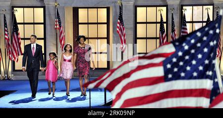 Bildnummer: 52674309 Datum: 28.08.2008 Copyright: imago/Xinhua Präsidentschaftskandidat Barack Obama (USA/Demokraten) mit Ehefrau Michelle und seinen Töchtern auf der - National Democratic Convention - in Denver - PUBLICATIONxNOTxINxCHN, Personen , Objekte; 2008, Denver, Politik, Präsidentschaftswahlkampf, Parteitag, Nominierungsparteitag, DNC, Premiumd, Tochter, Flagge, Familie; , quer, Kbdig, Gruppenbild, Randbild, People o0 Wahlparteitag, Kind Bildnummer 52674309 Datum 28 08 2008 Copyright Imago XINHUA Präsidentschaftskandidat Barack Obama USA Demokraten mit Frau Michelle und seiner Tochter Stockfoto