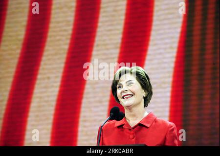 Bildnummer: 52679814 Datum: 02.09.2008 Copyright: imago/Xinhua First Lady Laura Bush (USA) spricht während des Nominierungsparteitags der Republikaner in St. Paul, Minnesota PUBLICATIONxNOTxINxCHN , Personen , optimistisch; 2008, St. Paul, Minnesota , Politik, Nominierungsparteitag, Parteitag , Highlight , Erstaufführung des Republikanischen Nationalkonvents; , quer, Kbdig, Einzelbild, Close, Aktion, People o0 Wahlparteitag, RNC Bildnummer 52679814 Datum 02 09 2008 Copyright Imago XINHUA First Lady Laura Bush USA spricht während der Nominierung Party Rally The Republicans in St Paul Minnesota Stockfoto