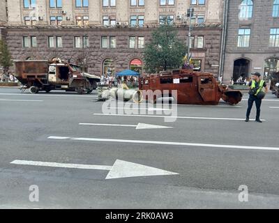 Kiew, Ukraine. August 2023. Zerstörte Militärfahrzeugausstellung in der Straße Khreschatyk am 23. August 2023 zum Unabhängigkeitstag in Kiew, Ukraine. Das Land feiert am 24. August 2023 den 32. Jahrestag des Unabhängigkeitstags. Der Bereich ist für direkte Besucher durch die Polizei beschränkt, aber zur Überprüfung stehen die kaputten und verbrannten modernen russischen gepanzerten Autos, Panzer, Fahrzeuge usw. zur Verfügung Quelle: FMUA/Alamy Live News Stockfoto