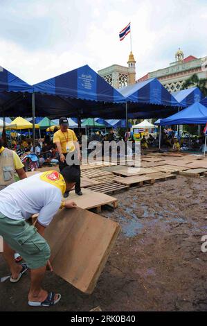 Bildnummer: 52686347 Datum: 08.09.2008 Copyright: imago/Xinhua Mitglieder der PAD begegnen mit Holzpaletten dem matschigen Untergrund während einer andauernden Demonstration vor dem Parlamentsgebäude in Bangkok - PUBLICATIONxNOTxINxCHN, Personen , premiumd; 2008, Bangkok, Thailand, Demo, Protest, Völker, Politik; , hoch, Kbdig, Gruppenbild, , Gesellschaft, Asien Bildnummer 52686347 Datum 08 09 2008 Copyright Imago XINHUA Mitglieder die Pad Celebrities S Alliance for Democracy treffen sich während einer laufenden Demonstration mit Holzpaletten im Matschigen Underground Stockfoto