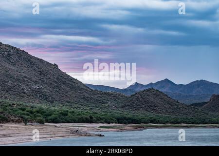 Das Ende Der Golden Hour Über Den Arizona Mountains Stockfoto