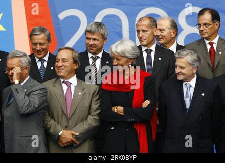 Bildnummer: 52694434 Datum: 13.09.2008 Copyright: imago/Xinhua Vorn v.r.n.l.: Jean-Claude Trichet (Präsident Europäische Zentralbank), Finanzministerin Christine Lagarde (Frankreich) und Finanzminister George Alogoskoufis (Griechenland) anlässlich des Treffens der EU-Finanzminister in Nizza - PUBLICATIONxNOTxINxCHN, 2008, Nizza, Politik, Personen Finanzministertreffen, Pressetermin, krux, premiumd; , quer, Kbdig, Gruppenbild, Randbild, People Bildnummer 52694434 Datum 13 09 2008 Copyright Imago XINHUA Front V r n l Jean Claude Trichet Präsident der Europäischen Zentralbank Finanzminister Chris Stockfoto