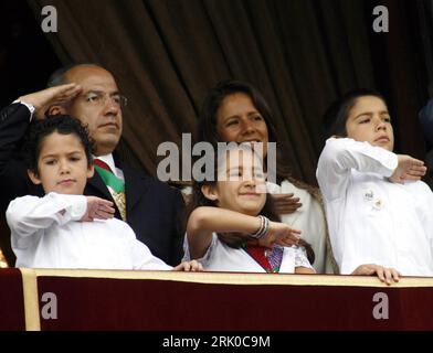 Bildnummer: 52699853  Datum: 16.09.2008  Copyright: imago/Xinhua Präsident Felipe Calderon (Mexiko) mit Ehefrau Margarita Zavala und seinen Kindern anlässlich der Feierlichkeiten zum Unabhängigkeitstag in Mexiko-Stadt - PUBLICATIONxNOTxINxCHN, Personen , optimistisch , Highlight , premiumd; 2008, Mexico City, Mexiko Stadt, Familie, Sohn, Tochter, Frau, Gestik, Jubiläumsveranstaltungen , Politik; , quer, Kbdig, Einzelbild, Randbild, , People, Mittelamerika    Bildnummer 52699853 Date 16 09 2008 Copyright Imago XINHUA President Felipe Calderon Mexico with Wife Margarita Zavala and his Children d Stock Photo