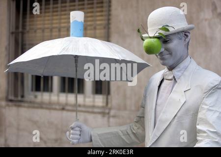 Bildnummer: 52714610 Datum: 27.09.2008 Copyright: imago/Xinhua Straßenkünstler während des - Wettbewerbe der lebenden Statue - in Buenos Aires - Argentinien PUBLICATIONxNOTxINxCHN, Personen , kurios; 2008, Buenos Aires, Argentinien, Wettbewerb, Straßenkunst, Straßenfest, Apfel; , quer, Kbdig, Einzelbild, Pantomime, Kunst, , , Südamerika Bildnummer 52714610 Datum 27 09 2008 Copyright Imago XINHUA Street Artists during the Living Statue Contests in Buenos Aires Argentina PUBLICATIONxNOTxINxCHN People Funny 2008 Buenos Aires Argentina Competition Street Art Street Festivals Apple Horizontal Kbdig Stockfoto