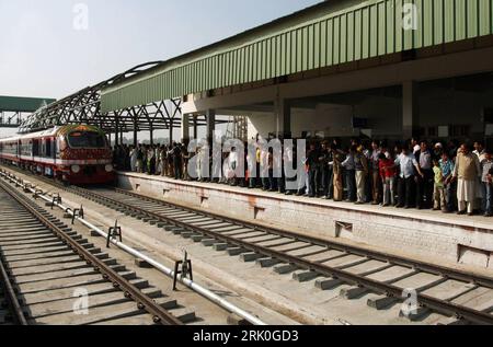 Bildnummer: 52733534 Datum: 12.10.2008 Copyright: imago/Xinhua Fahrgäste warten auf einen Zug im Bahnhof von Srinagar, Kashmir PUBLICATIONxNOTxINxCHN, Personen , Objekte; 2008, Srinagar, Indien; , quer, Kbdig, totale, , , , Asien o0 Bahn, Verkehr Bildnummer 52733534 Datum 12 10 2008 Copyright Imago XINHUA Passagiere warten auf einem Zug in Bahnhof von Srinagar Kashmir PUBLICATIONxNOTxINxCHN People Objects 2008 Srinagar India Horizontal Kbdig Long Shot Asia o0 Eisenbahnverkehr Stockfoto