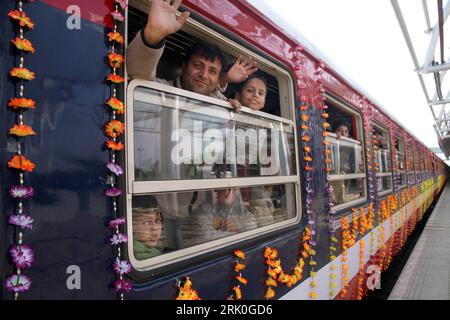 Bildnummer: 52733528 Datum: 12.10.2008 Copyright: imago/Xinhua Winkende Fahrgäste in einem Zug im Bahnhof von Srinagar, Kashmir PUBLICATIONxNOTxINxCHN, Personen, uraufgeführt; 2008, Srinagar, Indien; , quer, Kbdig, Gruppenbild, , , Asien o0 Bahn, Verkehr Bildnummer 52733528 Datum 12 10 2008 Copyright Imago XINHUA Wink Endpassagiere in einem Bahnhof von Srinagar Kashmir PUBLICATIONxNOTxINxCHN People Premiere 2008 Srinagar India Horizontal Kbdig Group Foto Asia o0 Bahnverkehr Stockfoto