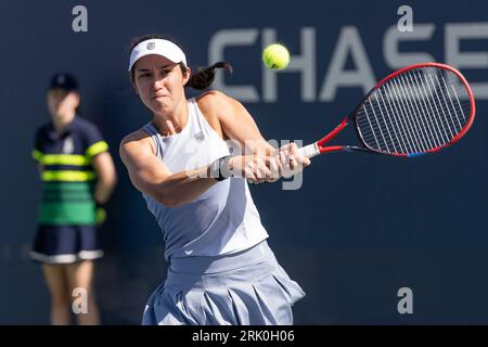 New York, USA. August 2023. Louisa Chirico aus den USA kehrt in der 1. Runde gegen NAO Hibino aus Japan zurück, nachdem er sich am 23. August 2023 im Billy Jean King Tennis Center in New York für die US Open Championship qualifiziert hatte. Chirico siegte in der Reihe. (Foto: Lev Radin/SIPA USA) Credit: SIPA USA/Alamy Live News Stockfoto